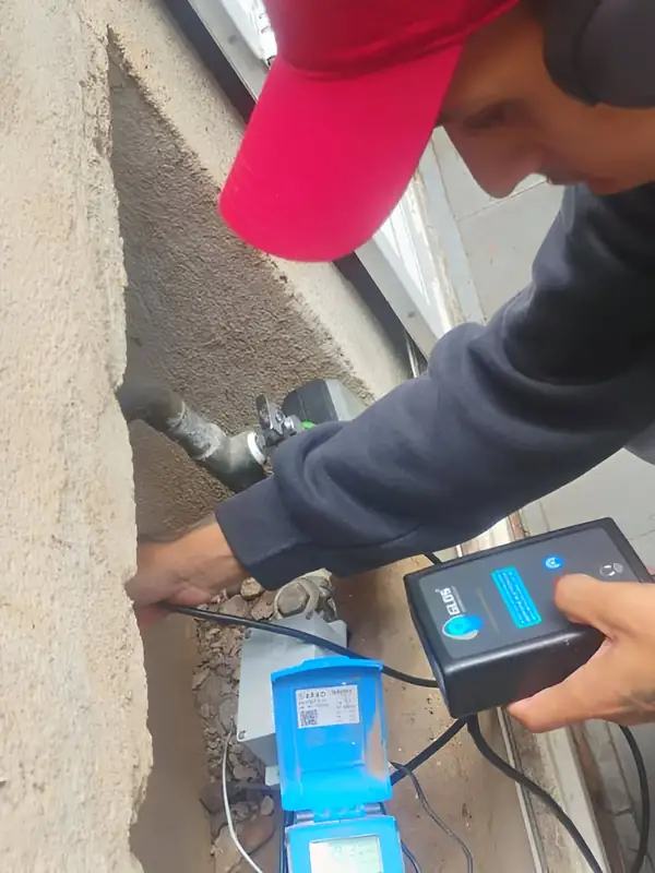 Escuta no hidrômetro: Geofone no cavalete para confirmar passagem de água com todas as torneiras fechadas.
