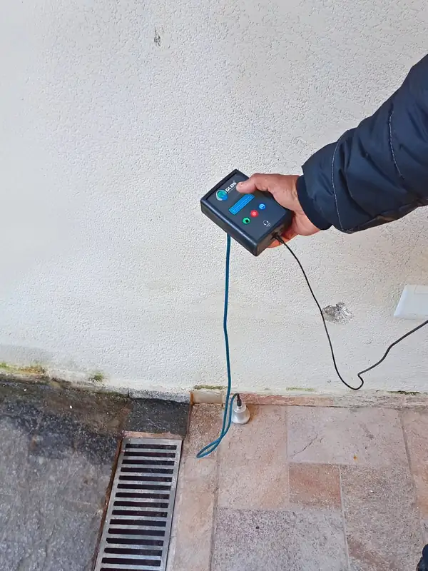 Sensor de solo no quintal: Sensor apoiado no piso perto do ralo linear para seguir o trajeto do cano.