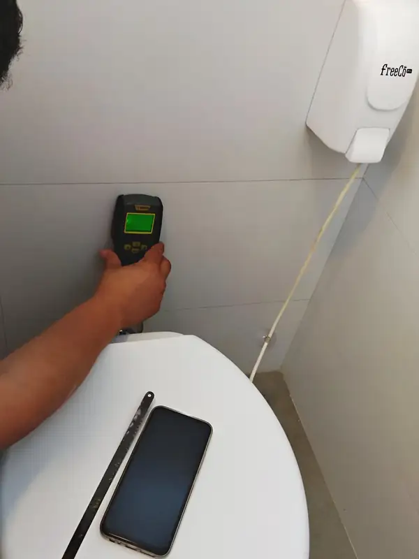Medidor de umidade: Leitura na parede atrás do vaso sanitário para mapear até onde a água chegou.